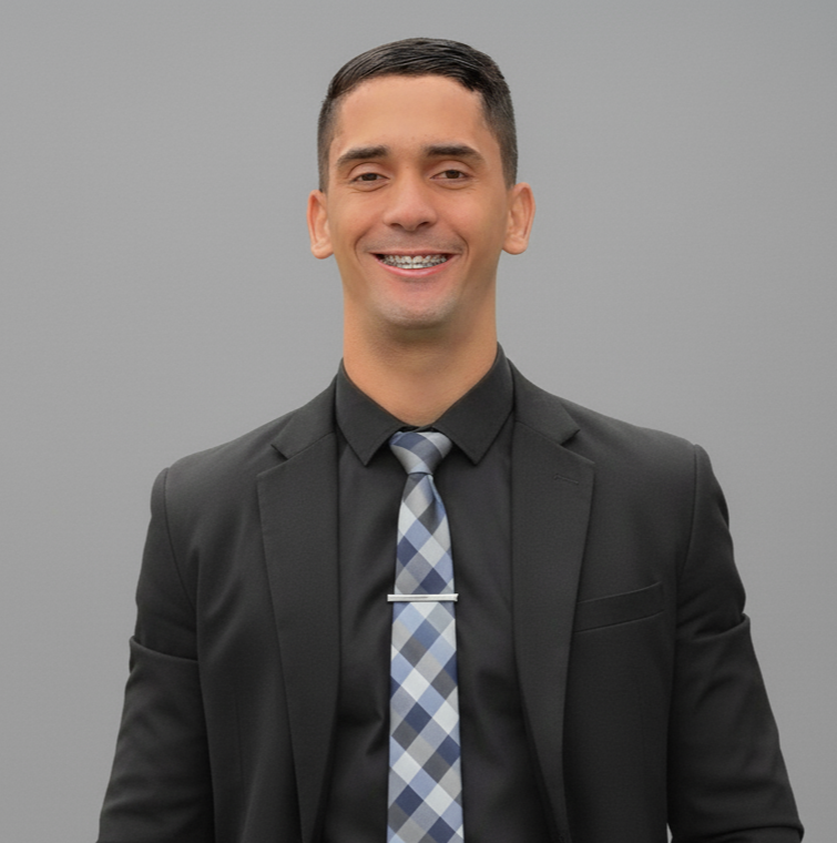 Wanderson Alves de Rondonopolis, Mato Grosso fundador e CEO da Agência Qavah, comunicação visual e impressão digital. Wanderson, também é responsável pelo setor de design gráfico e produção de videos.